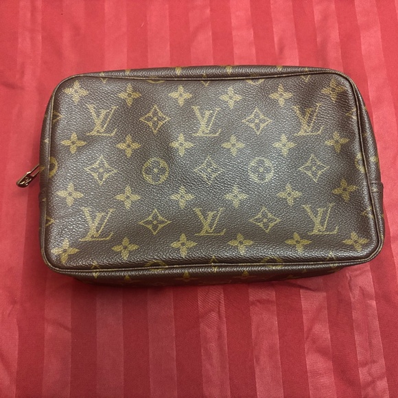 Louis Vuitton toiletry bag - Picture 1 of 6